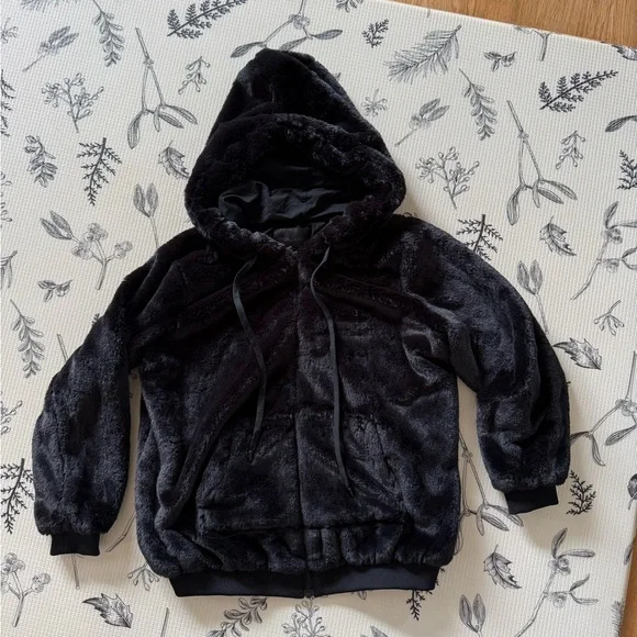 Oversized fur hoodie | Kendall & Kylie - Picture 1 of 3